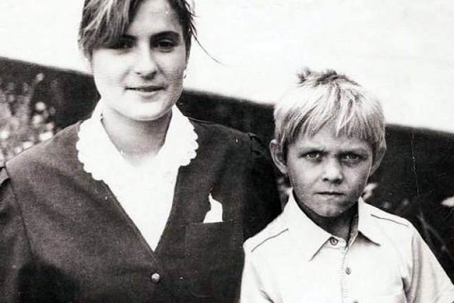 Александр Усик с мамой в детстве.