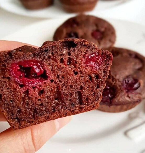 Мука пшеничная ц/з 120 г.  Мука рисовая 30 г. 
Молоко 250 мл 
Яйцо 1 шт. 
Какао 25 г. 
Масло 20 г, у меня растопленное кокосовое масло. 
Разрыхлитель 1 ч.л. 
Подсластитель по вкусу. 
Щепотка соли. 
Замороженная вишня ~100 г. 