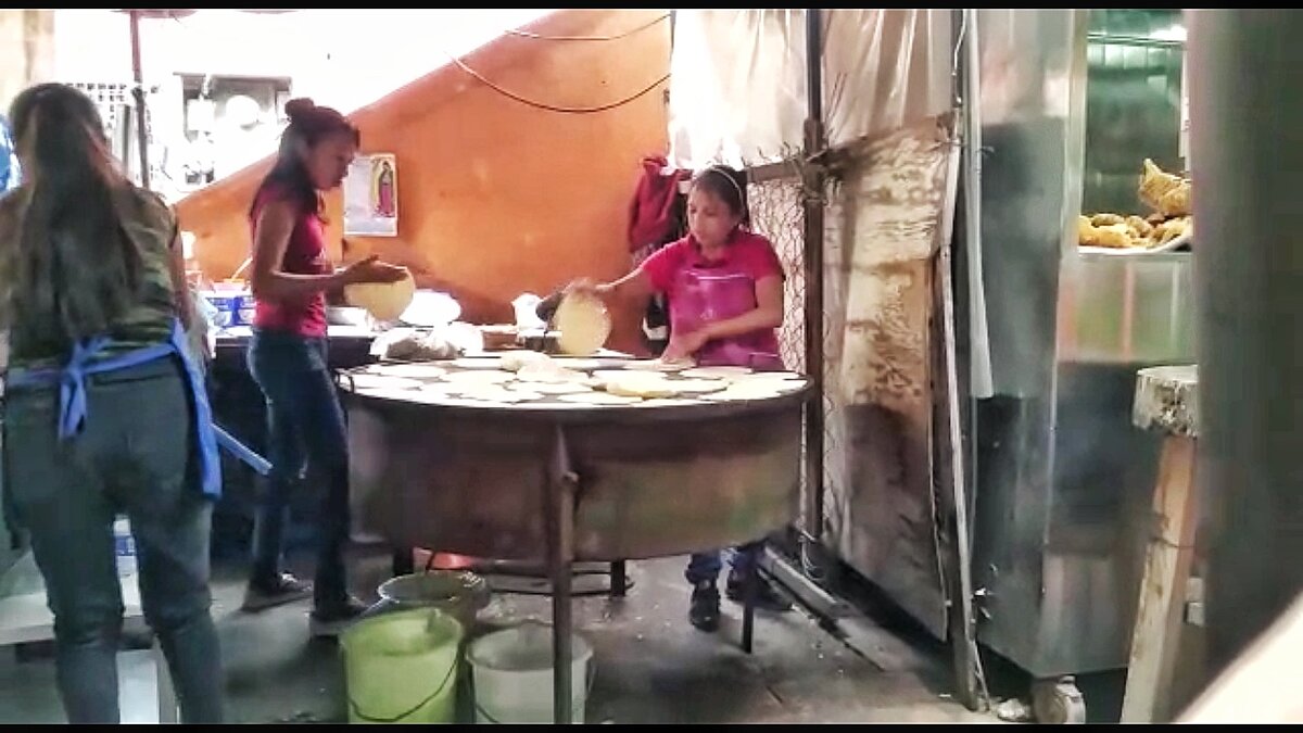 Если бы Яндекс позволял мне загружать видео - вы увидели бы не размытое фото, а 15 секунд из жизни рынка и процесс изготовления тортилей.