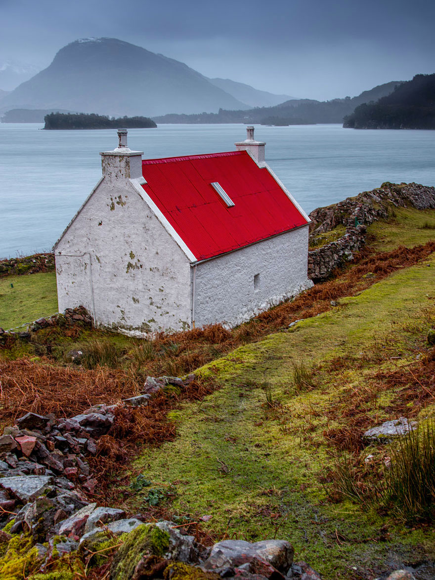 Дом в далеке. Домик интроверта исландия. Самый далекий дом. Горная хижина в альпах. Дом вдалеке.