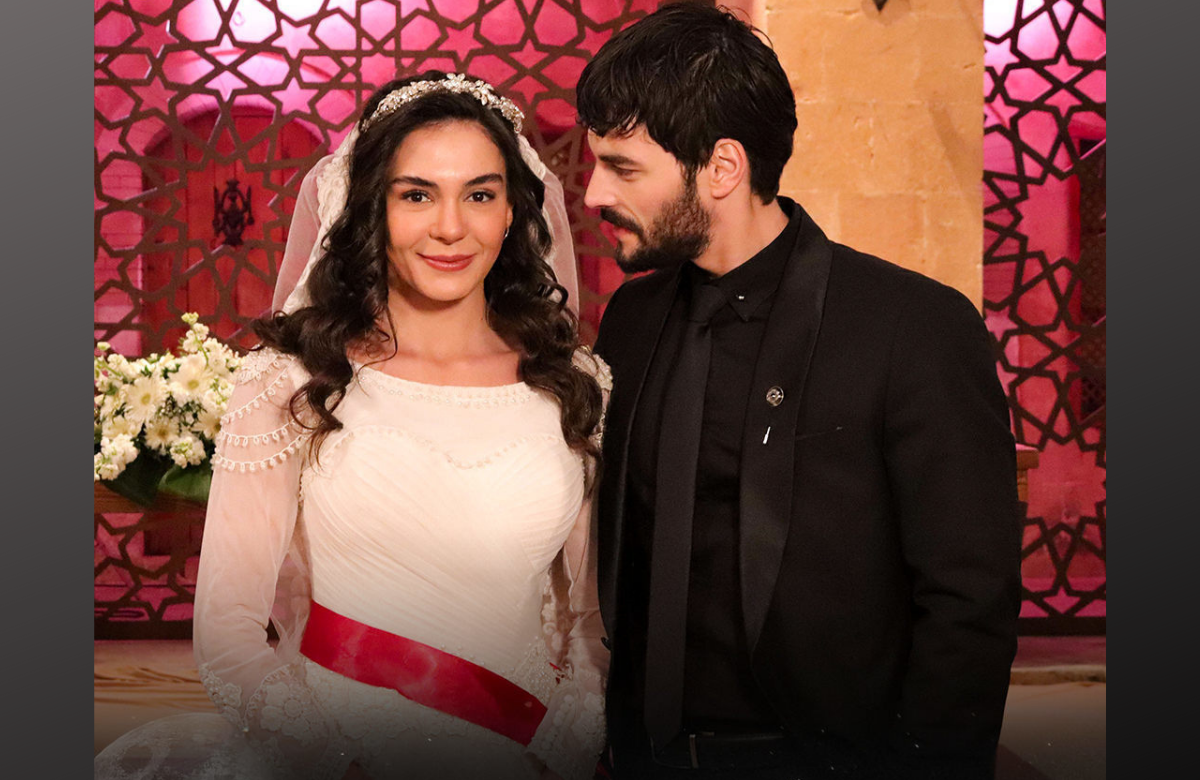 На фото исполнители главных ролей молодые турецкие актёры Эбру Шахин и Акын Акынозю