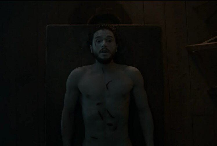 Воскрешение Джона. (Кадр из сериала Игра Престолов, 6 сезон, 2 серия) 