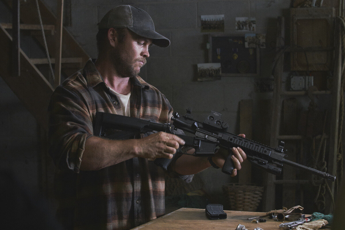 Если вы его не узнали, что неудивительно, тогда знакомьтесь: это старший из трёх братьев Хемсвортов Люк. Которому, увы, с актерской карьерой везёт не так, как Крису и Лиаму,  хотя мужик он тоже не бесталанный. По крайней мере играть злобно-туповатого, но честного фермера у Люка получается неплохо. 