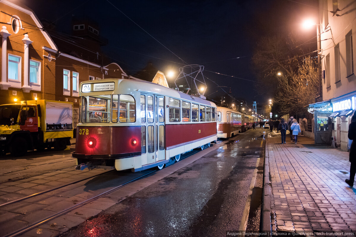  В Москве есть такая традиция - ежегодно проводить парад ретро-трамваев, приуроченный к дню рождения Московского трамвая в целом.-2