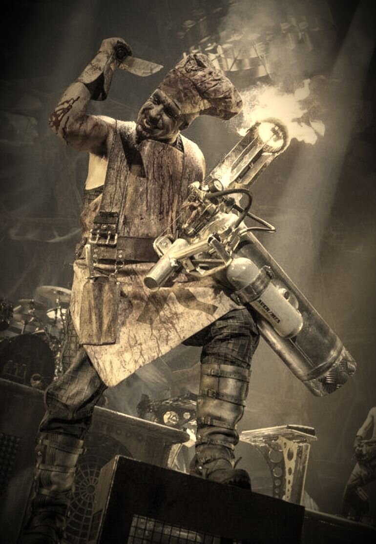 Till Lindemann во время исполнения "Mein Teil"