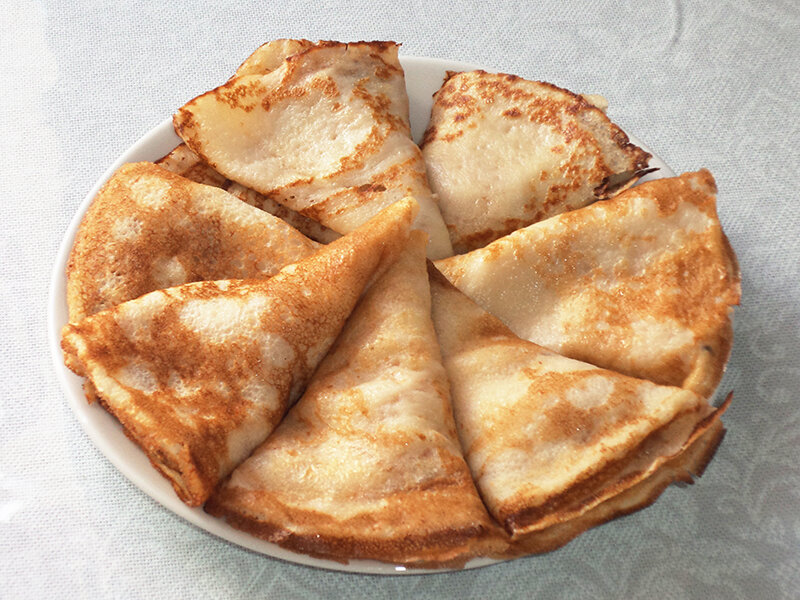 Тонкие блинчики на молоке. Блины домашние. Блин румяный. Блин румяный. Румяные блины.