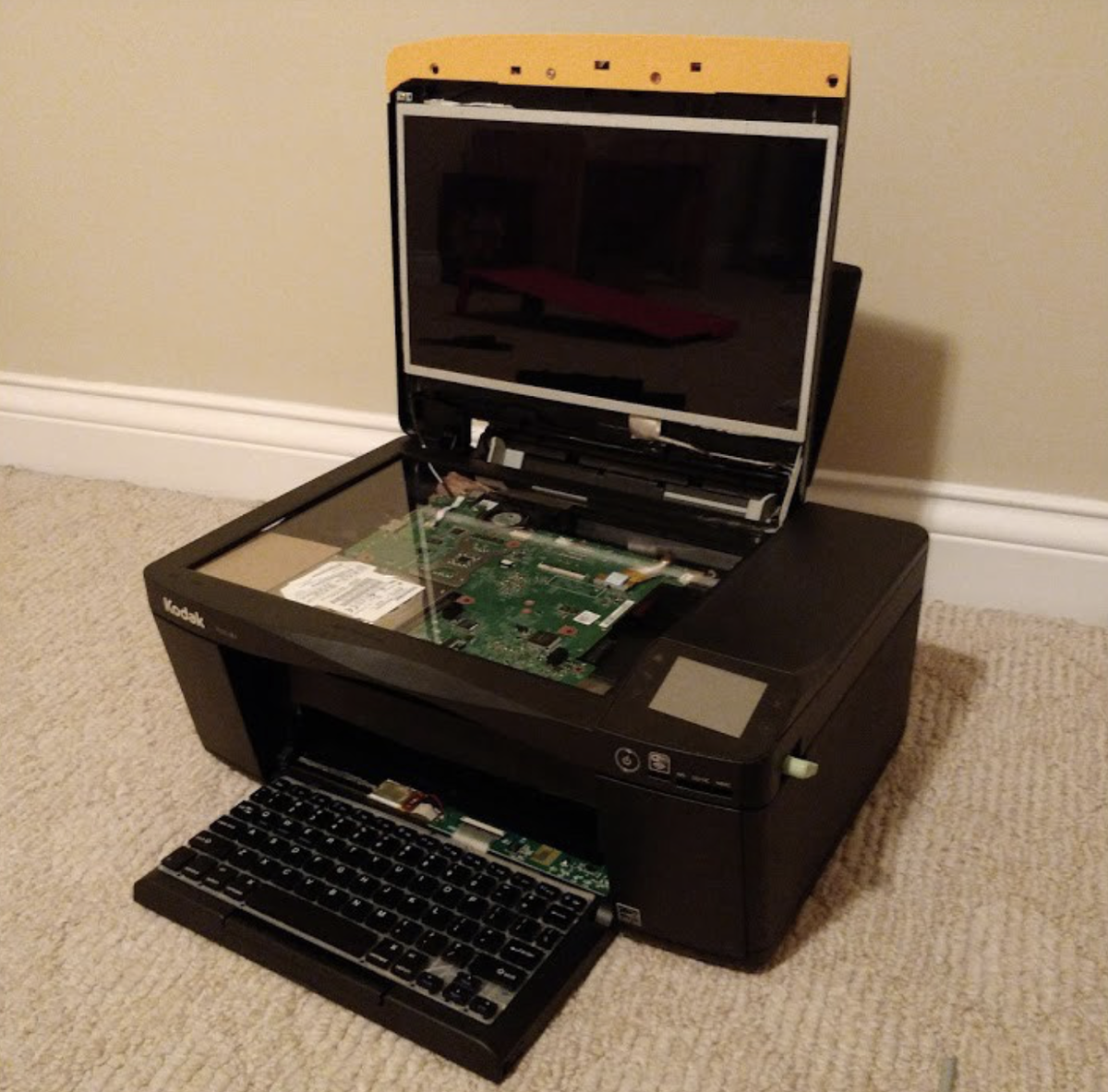 Медиацентр из ноутбука. Что сделать из старого ноутбука. Моддинг ноутбука. Системный блок из старого ноутбука. Медиацентр для телевизора из пк.