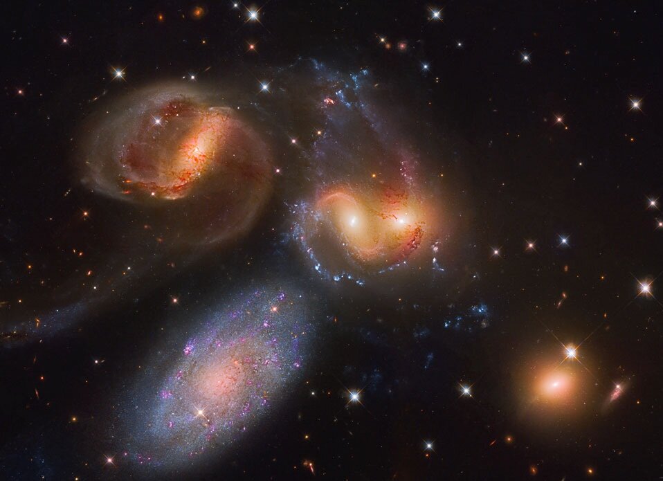 Квинтет Стефана от Hubble  Image Кредит: НАСА , ЕКА , Хаббл ; 
Пояснение: Когда эти большие галактики впервые начали танцевать? Действительно, только четыре из пяти квинтетов Стефана задействованы в космическом танго, состоящем из повторяющихся  встреч, происходящих на расстоянии около 300 миллионов световых лет . пятая галактика её легко обнаружить в этом недавно переработанном изображении сделанным космическим телескопом Хаббла - на фоне галактик , NGC 7319, 7318B, 7318A и 7317 (слева направо), которые имеют более доминирующий желтоватый оттенок. Они также имеют тенденцию иметь искаженные петли и хвосты , выращенные под воздействием разрушительных гравитационных приливов. Так вот наиболее голубоватая галактика, большая NGC 7320 в левом нижнем углу, находится  на расстоянии около 40 миллионов световых лет и поэтому не является частью взаимодействующей группы . Данные и моделирование показывают, что NGC 7318B является относительно новым злоумышленником. Недавно обнаружили гало старых красных звезд , окружающих квинтет Стефана , показывает , что по крайней мере некоторые из этих галактик начали запутывание более миллиарда лет. Квинтет Стефана виден с телескопом умеренного размера в направлении созвездия Крылатого коня ( Пегаса ).