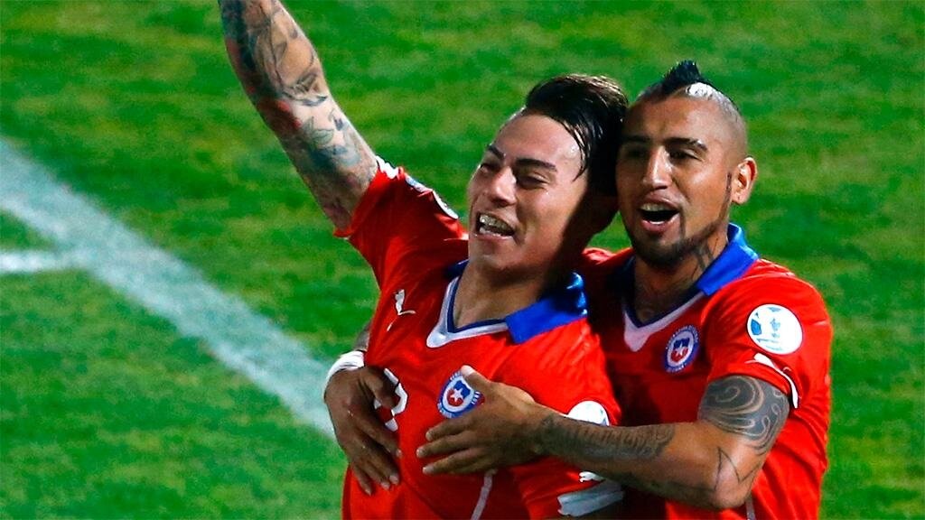 Лидеры сборной Чили - Эдуардо Варгас ("Тигрес") и Артуро Видаль ("Барселона")