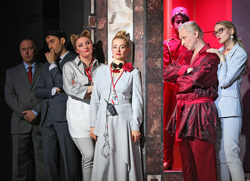 Но  Большой театр на Камерной сцене предложил революционное решение: ничего  подобного, кажется, еще никто не предпринимал. «Лечить» оперетту  и искать для нее новые пути пригласили людей, к оперетте не то что  никакого отношения не имеющих, но прямо демонстрирующих к жанру  неприятие, если не презрение. Музрук постановки Филипп Чижевский  известен страстным интересом к партитурам барочным и ультрасовременным:  из недавних его достижений «Триумф времени и бесчувствия» Генделя  в МАМТе и «Сверлийцы» в «Электротеатре «Станиславский». С таким  бэкграундом человека страшно не то что к Оффенбаху — ​к Моцарту с Верди  подпускать, а тут — ​оперетта, при том еще не самая выдающаяся  в музыкальном плане.