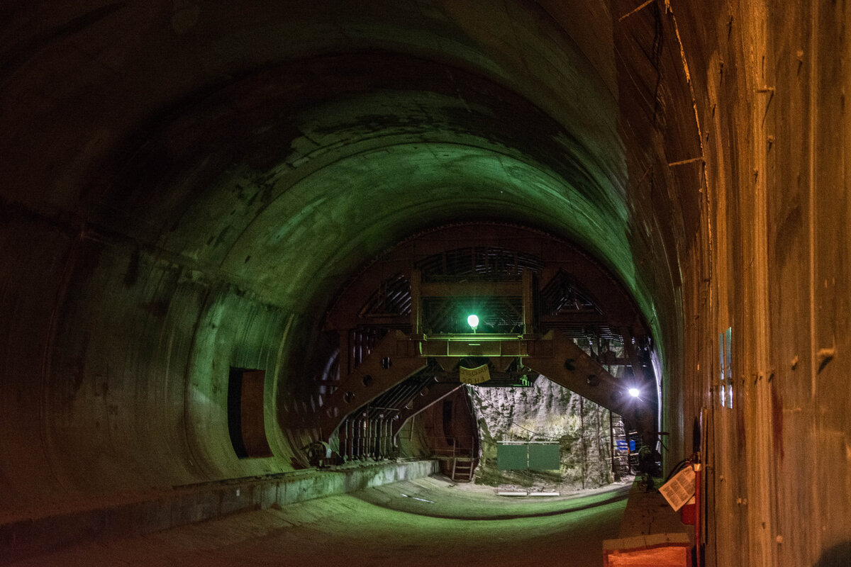 Передвижная опалубка в готовой части тоннеля.