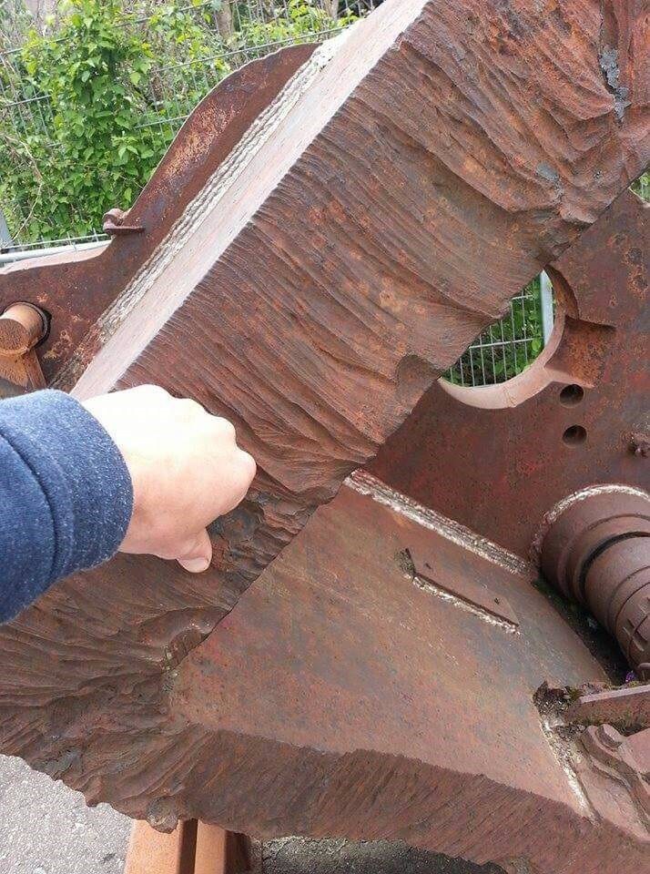Срез носа Королевского Тигра. Просто представьте, что вот эту толстенную плиту нужно приварить к другой такой же - на всю глубину. 