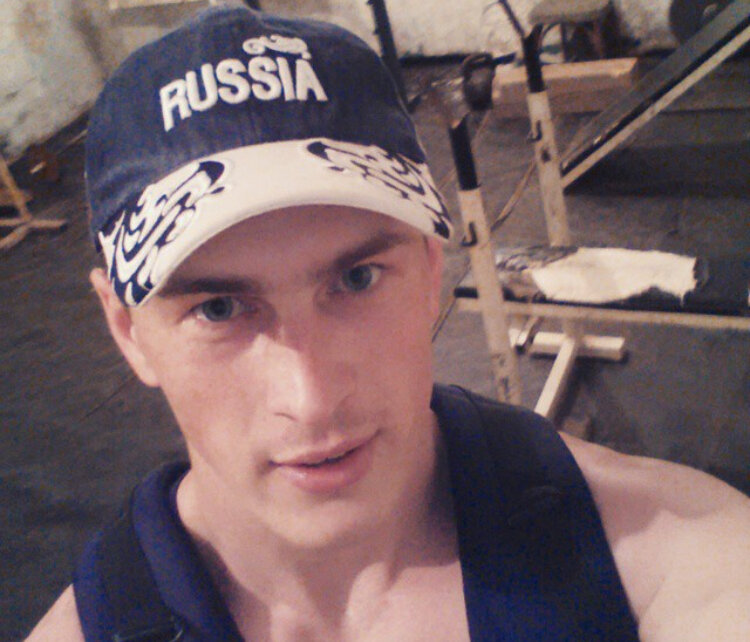 А это фото я сделал уже в 2015 году летом, оказался там совершенно случайно. Помогал вынести штангу с блинами на улицу, чтобы провести тренировку на свежем воздухе. Сзади та самая скамья, на которой я впервые выжал сотку.