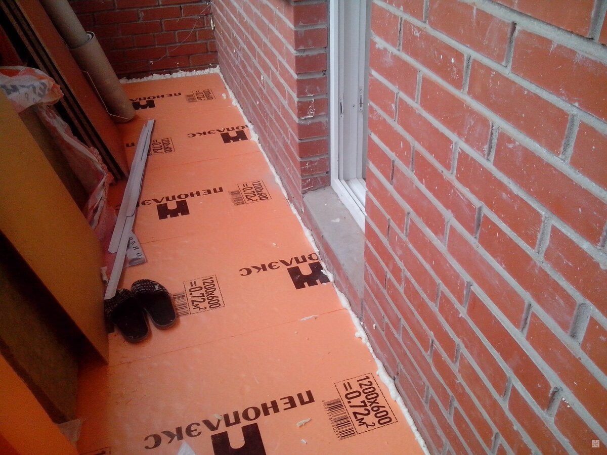 Если сверху просто кинуть линолеум, то уже через месяц вы заметите как всё протопчется.  