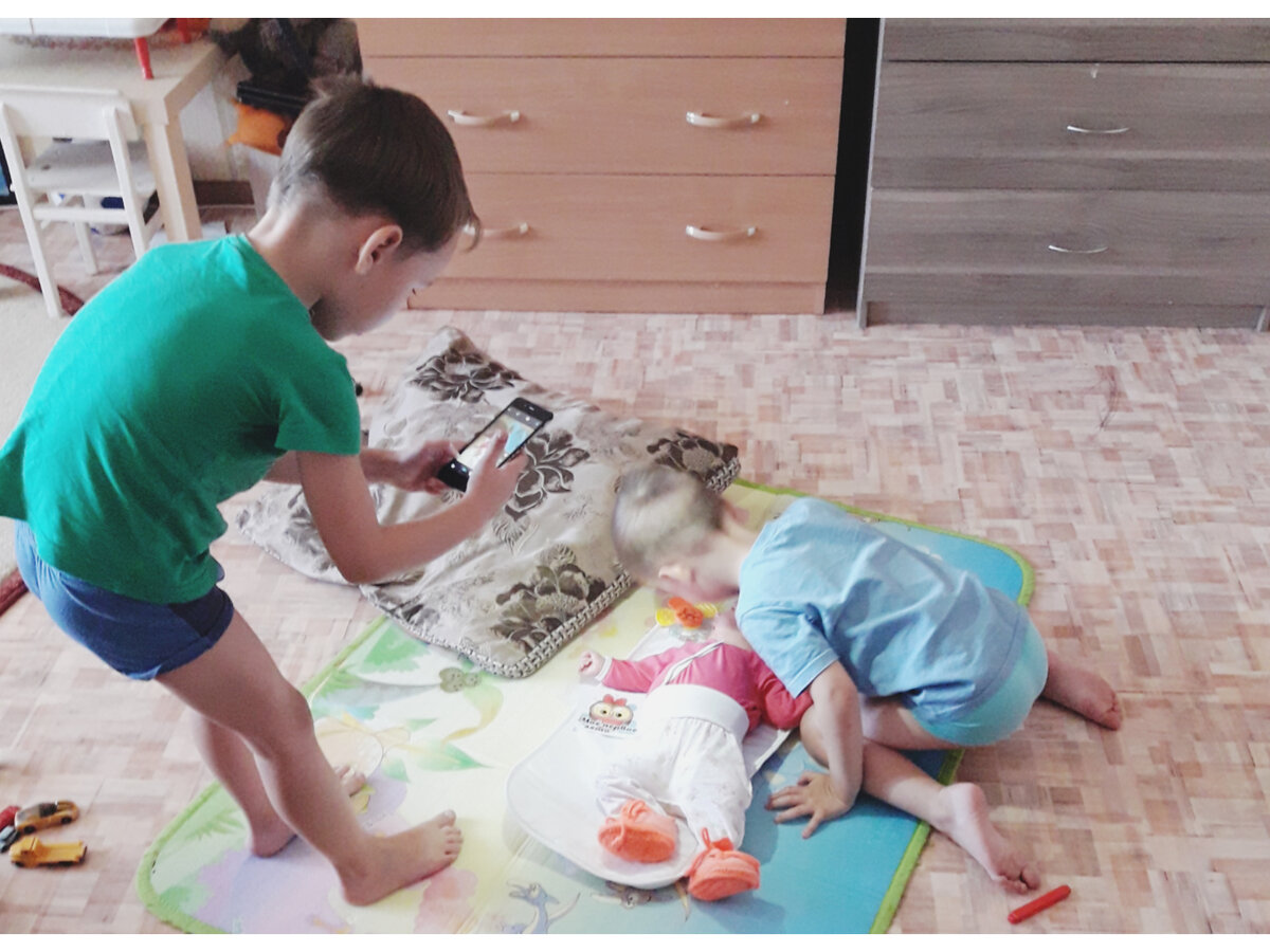 Ване 5 лет, Роме 3 года, Карине 3 недельки