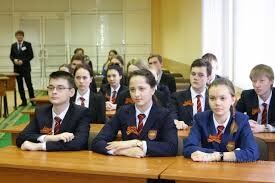 Эта проблема охватила наш небольшой городок и  нашу школу.  В этой школе  я выросла - пошла в первый класс, училась, а потом пришла работать. Поэтому многое пришлось увидеть. Важный вопрос сегодня - переход в одну смену. Не спорю - замечательно, но когда приходится переживать тебе и коллегам, то выражаешь  другое мнение.  Наша школа построена в рабочем поселке, как первая десятилетка в районе. И естественно имела 2 смены. В ней было 1400 учеников. В классах размещалось по 30-40 человек. Было другое  время и нагрузка у детей тоже другая. Не спорю. Но что мы видим сегодня. Поселок стал городом, население растет. В этом году в школе учатся около 700 учеников, в две смены:  3,4 классы во вторую. 6 кабинетов загружены полностью.  Городская власть в буквальном смысле слова заставляет школы города переходить на односменный режим работы. Новую школу открывать не будут. Что делать? 
В многочисленных школах укрупняют классы. Теперь в них учится по 40 человек.
Что у нас? Освободили библиотеку: из классной комнаты ее перевезли в две маленькие, куда не входит библиотечный фонд. Начальные классы занимают  второй этаж, вытесняют кабинеты русского языка, литературы и истории. Учителя и родители только что сделали ремонт в кабинете, вынуждены переезжать в другие и переделывать  под себя. И еще проблема. Современные школы размещают начальные классы в отдельных помещениях или блоках.  На втором этаже все перемешались:  малышня и старшеклассники. На уроках мы слышим как младшие школьники вслух произносят правила или шумно работают в группах, а на перемене бегают или играют в игры. Они дети и мы это понимаем, но…Дорогие читатели! Помогите, расскажите, а как у вас проходит данный процесс.Идеально, когда когда школа расположена в двух или трех здания, но в городе нет таких условий. Если вам известна эта проблема - пишите  комментарий и ставьте лайк. Спасибо.