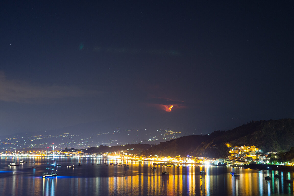 Смотрим на извержение Этны из Таормины