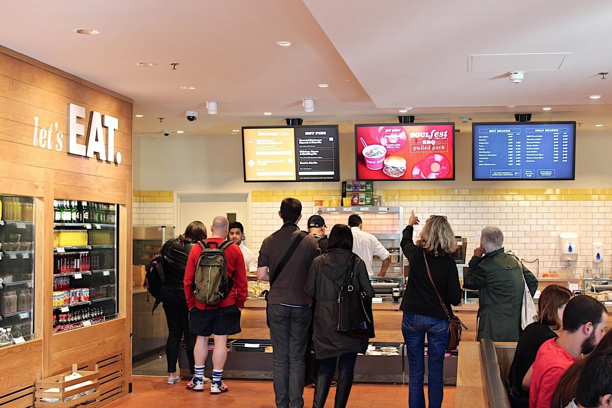 



Технология Digital signage позволяет логично продолжить стратегию контент-маркетинга, т.к. позволяет клиенту получать информацию на всех уровнях взаимодействия с брендом: в интернете, в приложении, социальных сетях, непосредственно в торговой точке. Эффективна данная технология для использования в банках, местах питания, торговых точках. Особенно эффективна данная система в ритейле.