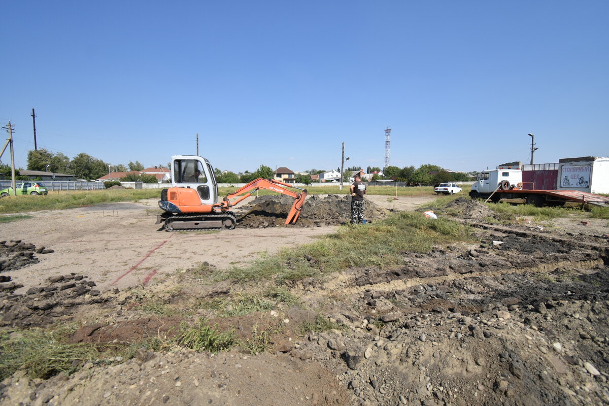 Разработка грунта экскаватором.