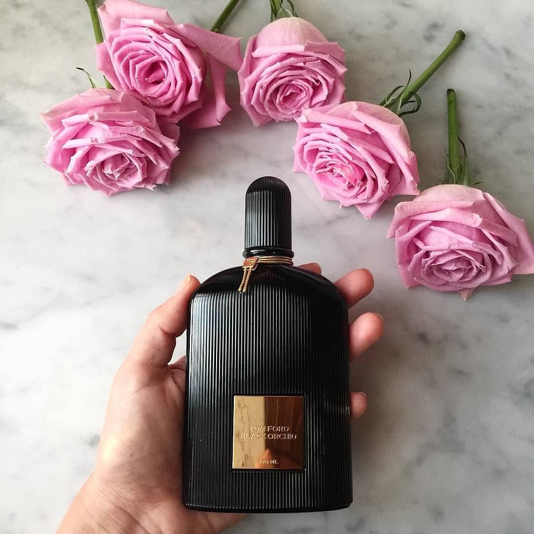 Tom Ford Black Orchid ❤- Аромат будоражит сознание и воображение, в каждой нотке есть своя история, свой сюжет и свой пейзаж.Это и мокрый лес,🌳 и горячая ночь, и лунный пляж, и дорогой ресторан.  Каждый найдёт в нём что-то своё.