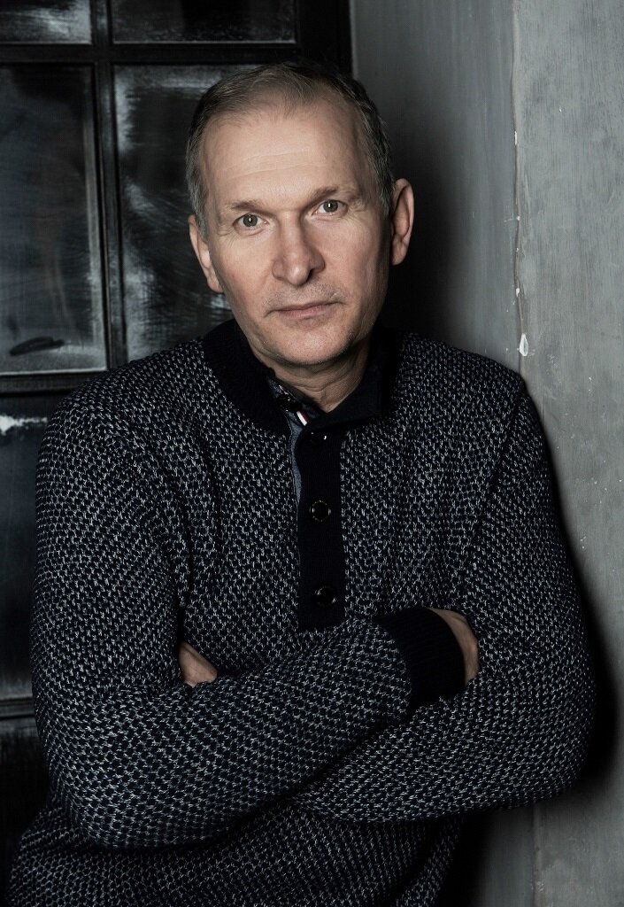 — Летом успели отснять четыре серии (их обещают показать по ТВ в марте). Потом по геополитическим обстоятельствам остановились. Либо будут переписывать сценарий, чтобы снимать в другое время года, либо подождем следующего лета, чтобы доснимать. Герои все те же остались. Режиссер Андрей Яковлев боится, чтобы этот сезон не был хуже. Прошло же пять лет после 6-го сезона. Мы не снимали по обстоятельствам, которые все знают. Но думаю, все будет хорошо. Я так чувствую, мне так хочется!