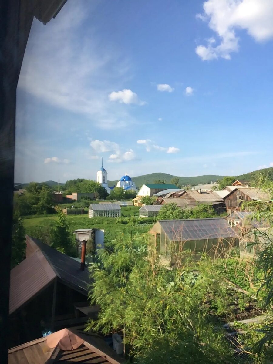 Из окна второго этажа чудесный вид.