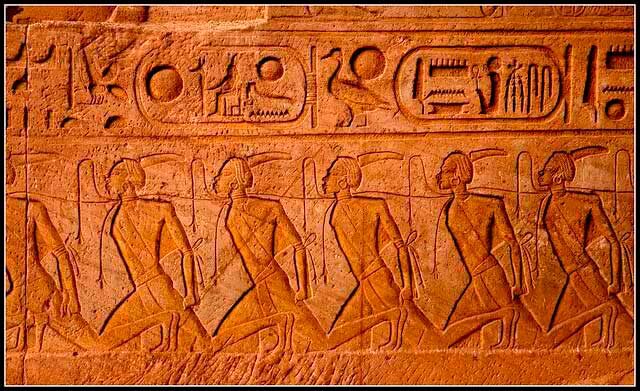 Nubian prisoners, who are likely to become slaves. They differ from the Egyptians by the black features of their faces                                                                                                 https://mihistoriauniversal.com/wp-content/uploads/esclavos-egipto.jpg