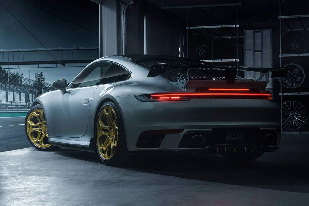 В ателье TechArt подготовили для нового Porsche 911 (992) Carrera 4S комплексную программу доработок. Немецкие тюнеры начали с экстерьера спорткара и установили на авто пятисоставной передний спойлер с интегрированным сплиттером, при этом двухдверка получила также закрылки, иные боковые «юбки», задний диффузор, спойлер на корме и фиксированное заднее антикрыло. Опорные кронштейны последнего изготовлены из стеклообразного материала «Makrolon» и высокопрочного поликарбоната. В компании также предлагают установить на купе эксклюзивные 20- и 21-дюймовые кованые колеса TechArt Daytona II спереди и сзади соответственно, при этом такие диски могут иметь одно- или двухтонную окраску. Интерьер Порше 911 Каррера 4S от специалистов TechArt получил особую комбинированную отделку из высококачественных кожи и шерсти. Плюс автомобиль обзавелся подсветкой дверных порогов, алюминиевыми педалями, новым рулем и т.д. Из технических доработок тюнеры предлагают форсировать двигатель спорткара с 450 л.с. и 530 Нм до 510 сил и 610 Нм крутящего момента. При этом ощутить прирост мощности можно только в режимах «Sport» и «Sport Plus», в то время как в пресете «Normal» движок имеет стандартную отдачу. Помимо прочего для авто можно заказать спортивную подвеску с заниженным на 30 мм дорожным просветом, а также активную выпускную систему, улучшающую звучание выхлопа. Стоимость такого тюнинг-кита в компании не уточняют. Источник: https://www.allcarz.ru/techart-992-carrera-4s/ @ allcarz.ru