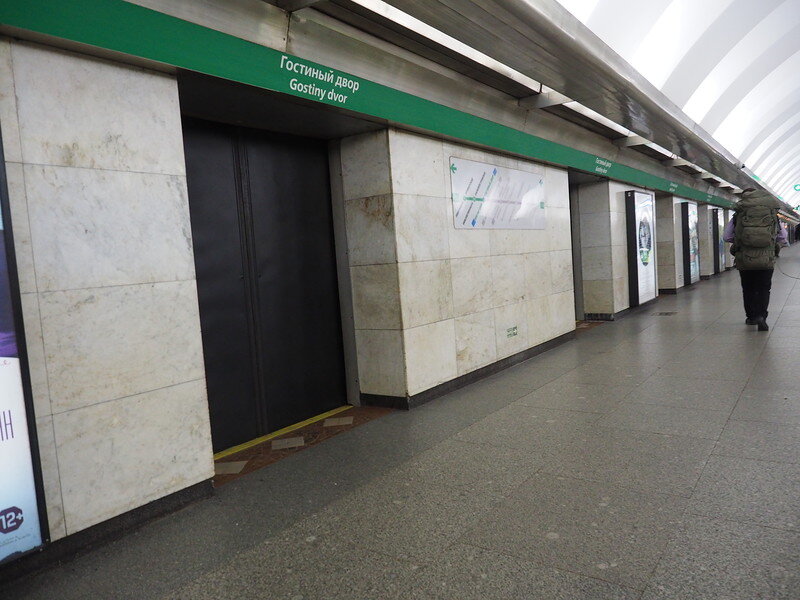 закрытые станции санкт петербурга. метро питер станции закрытого типа. станция метро василеостровская. горизонтальный лифт в метро петербурга. питер метро василеостровская.