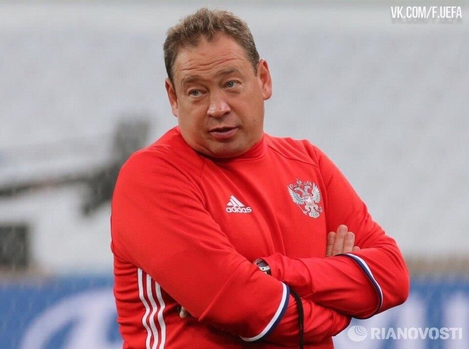 Гус хиддинк 2006. Черчесов тренер сборной. Фамилия футбольного тренера. Фамилия футбольного тренера. Фамилия футбольного тренера.