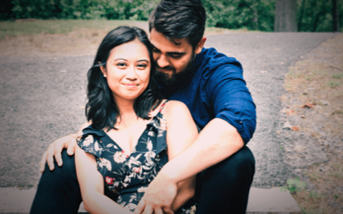 Молодые пары, влюбленные, не целуются