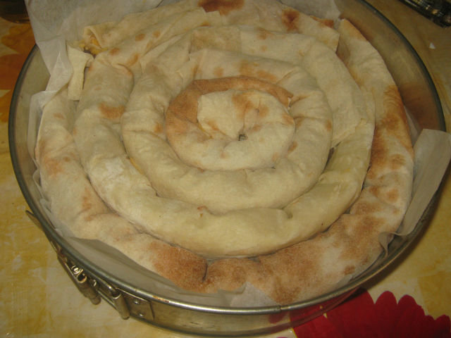 Лаваш с сыром улиткой. Пирог улитка из лаваша. Лаваш с сыром улиткой. Запеканка в лаваше в духовке. Лаваш с сыром улиткой.