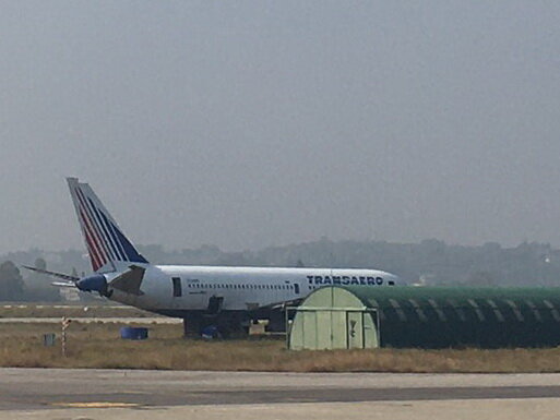 Раньше сюда летал Трансаэро. Один так и остался. Стоит тут на деревянных поддонах и встречает прилетающих. Отличный символ :) 