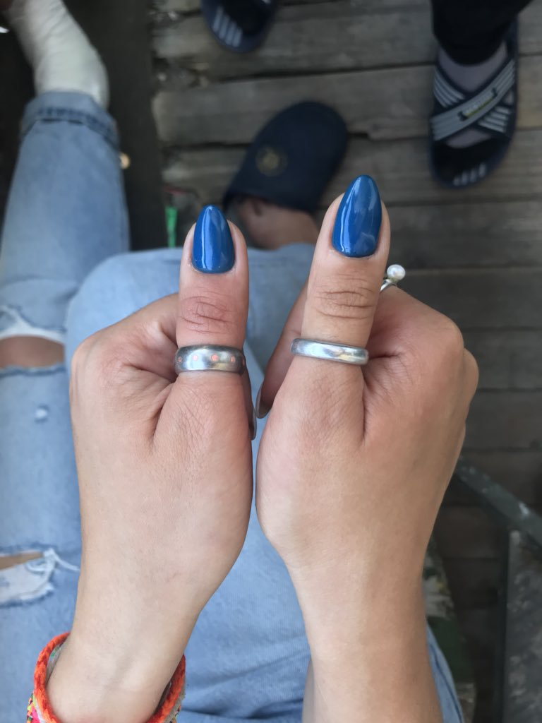 кольцо у девушки на большом пальце