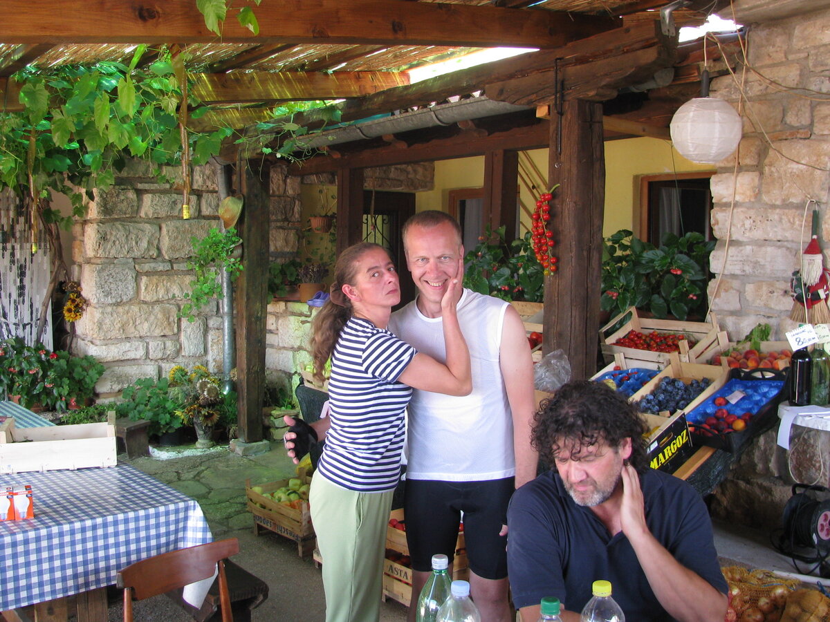 Прощаемся с хозяйкой кафе в деревушке возле Ровиня. Кучерявый мужчина на первом плане не Кустурица! Хотя похож...