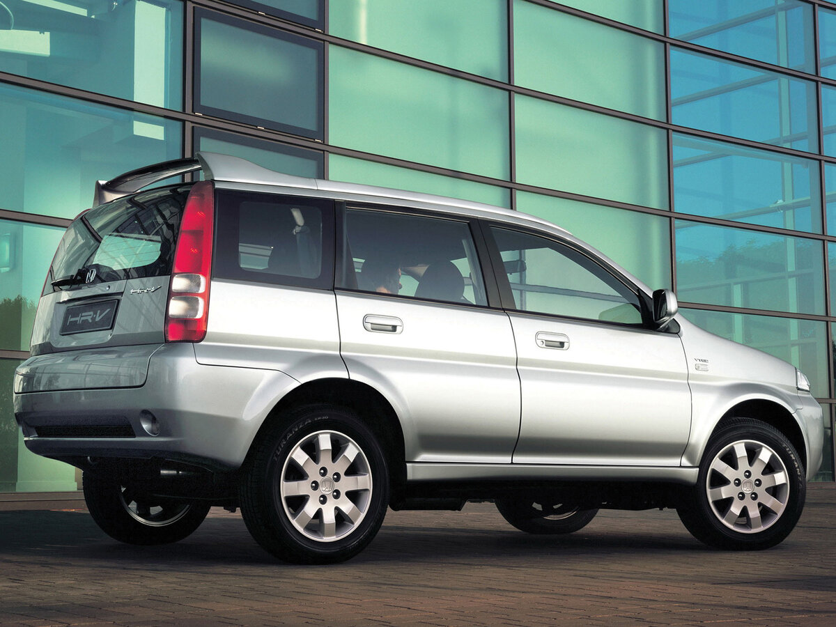 Именно такая машинка у меня и была (Хонда ХРВ) - тот же цвет и комплектация(она там одна - спартанская, но всё необходимое, в т.ч. и люк - есть). Очень простая и надежная в эксплуатации, недорогая в обслуживании, резвая и проходимая (для легковушки) - эдакий полноприводный цивик с большим багажником. Единственный минус - на МКПП не хватае 6-й передачи.  Фото из открытых источников - Яндекс.