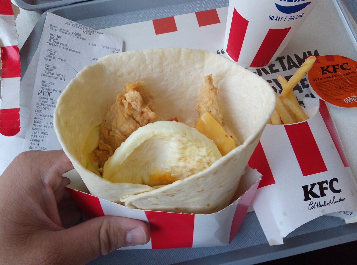 Содержимое утреннего боксмастера - лаваш, яичница, яйцо, сыр