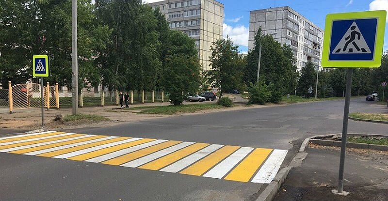 Наглядный пример стандартного пешеходного перехода в России.