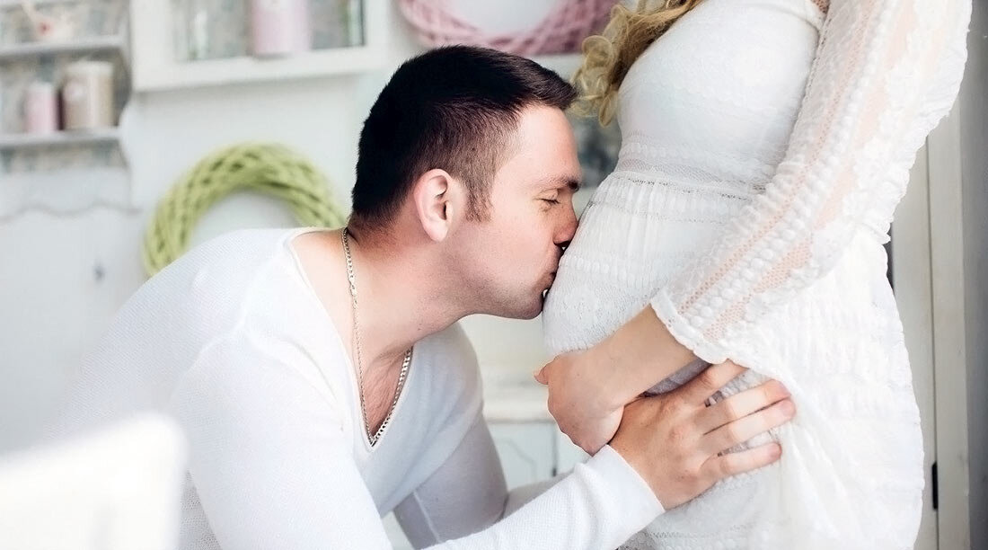 фотосессия беременности на природе. отец с беременной женщиной. беременная жена. беременная женщина смужом. беременная жена.