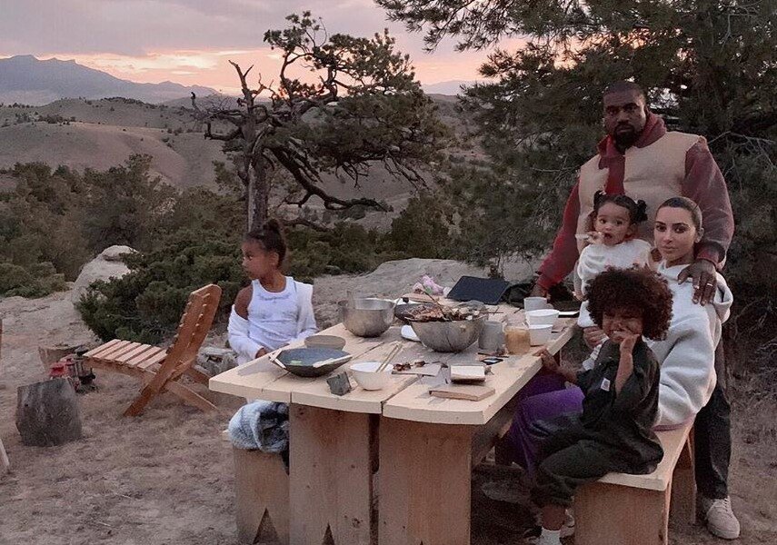 Канье Уэст и Ким Кардашьян с детьми 
​Фото: Instagram 

