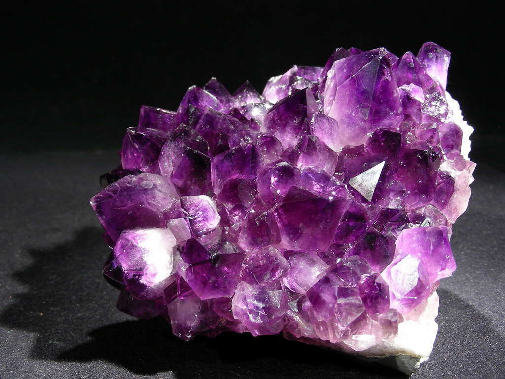 Камень аметист фиолетовый кварц. Аметист / минерал. Фиолетовый кварц аметист. Аметист САМОЦВЕТ. Сиреневый аметист