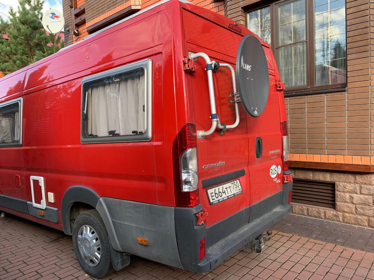 Автодом на базе фургона. Вот эту тарелку я бы снял и прикрепил велобагажник)