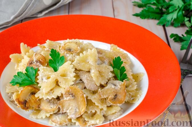 макароны, шампиньоны, сливки, орех мускатный, перец чёрный молотый, соль, зелень