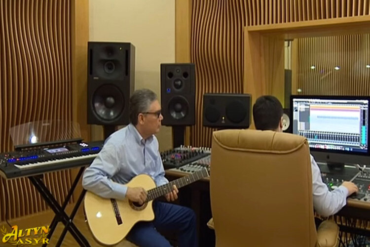 Президент Туркмении с внуком в студии. Кадр из видео с YouTube-канала Altyn Asyr