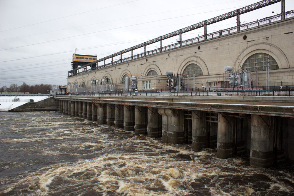 Широкомасштабные ремонтные работы начались на Нижегородской гидроэлектростанции.  Человек, который попадает внутрь нее впервые долго пытается понять где он. Машинный зал Нижегородской ГЭС очень сильно напоминает московское метро. Материалы для его отделки использовались те же, что и для столичной подземки. 65 лет станция благодаря восьми гидроагрегатам давала стране электричество. Летом гидроагрегат под номером два был остановлен и поставлен на плановый ремонт. Он будет полностью заменен и введен в эксплуатацию уже в следующем году. А пока есть уникальная возможность заглянуть внутрь. Пойдемте скорее! 