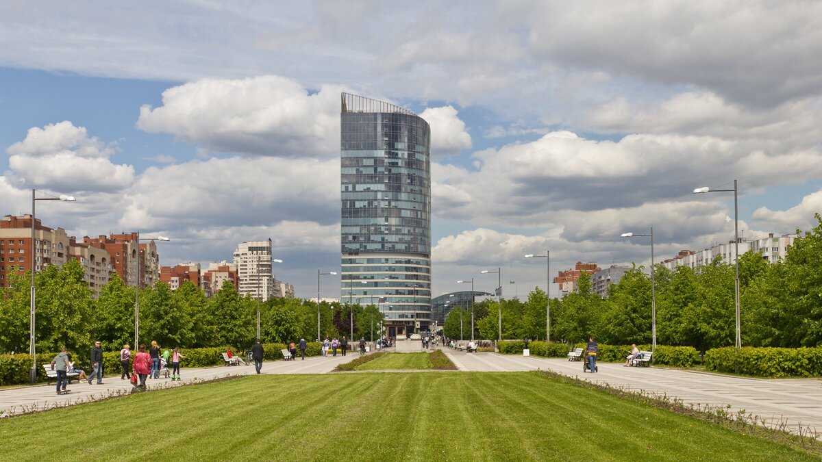 Парк 300-летия Санкт-Петербурга. Сзади видна башня «Атлантик-Сити». Фото из интернета с лицензией на использование