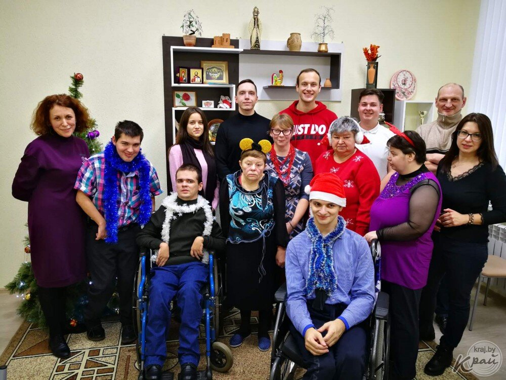 Волонтеры (на заднем плане), воспитанники отделения и заведующая «Ласточки» Светлана Павлова (крайняя слева)