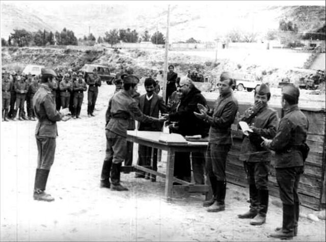 Награждение офицеров. Справа от писателя командир бригады О.Е. Смирнов