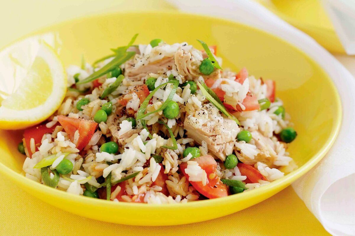 Салат рисовый с рыбой