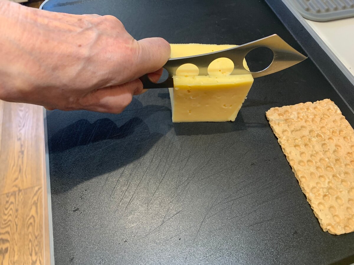 Фото сделано автором (например Лидия Ивановна режет сыр не правой, а левой рукой)